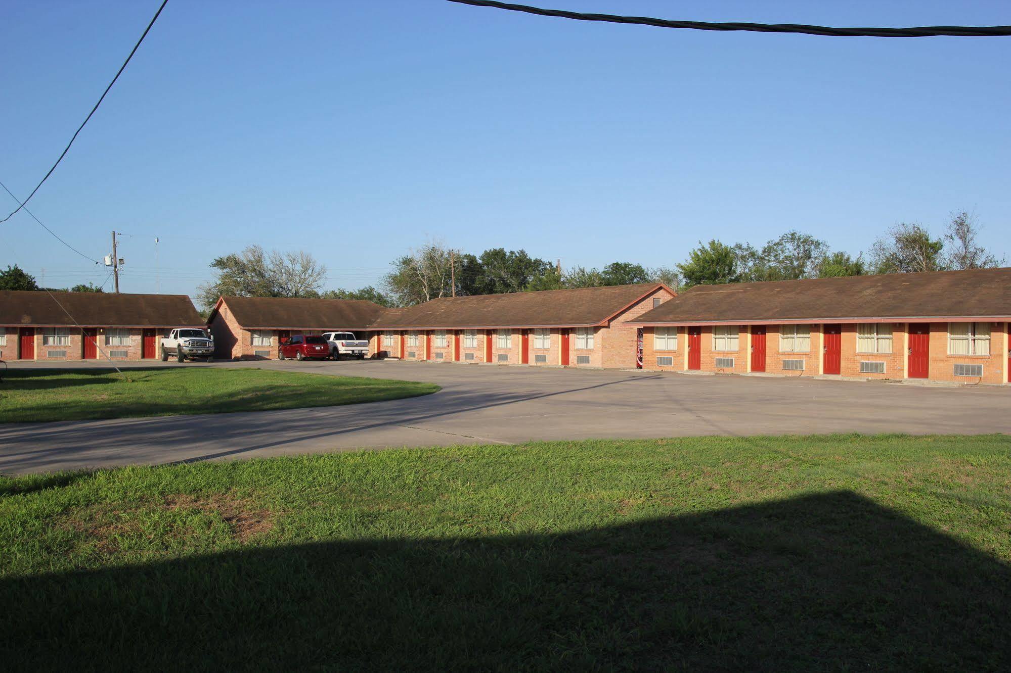 Lakeside Inn & Suites Mathis Exterior photo