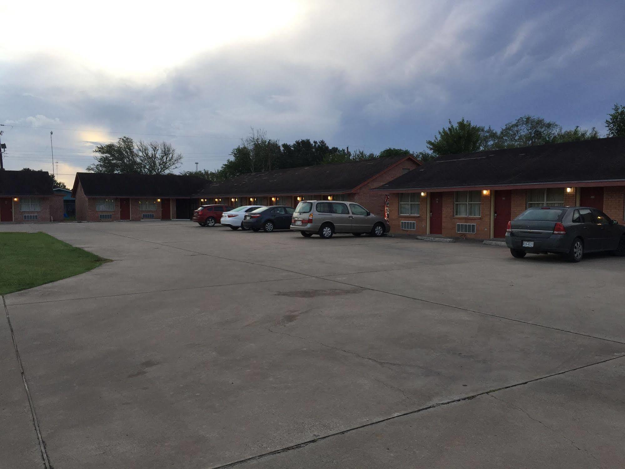 Lakeside Inn & Suites By Oyo Mathis I 37 Exterior photo